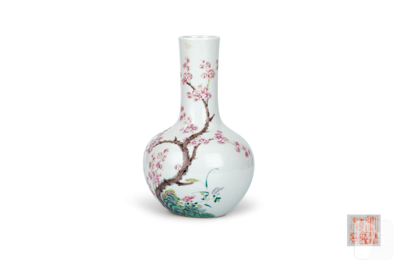粉彩梅花纹天球瓶